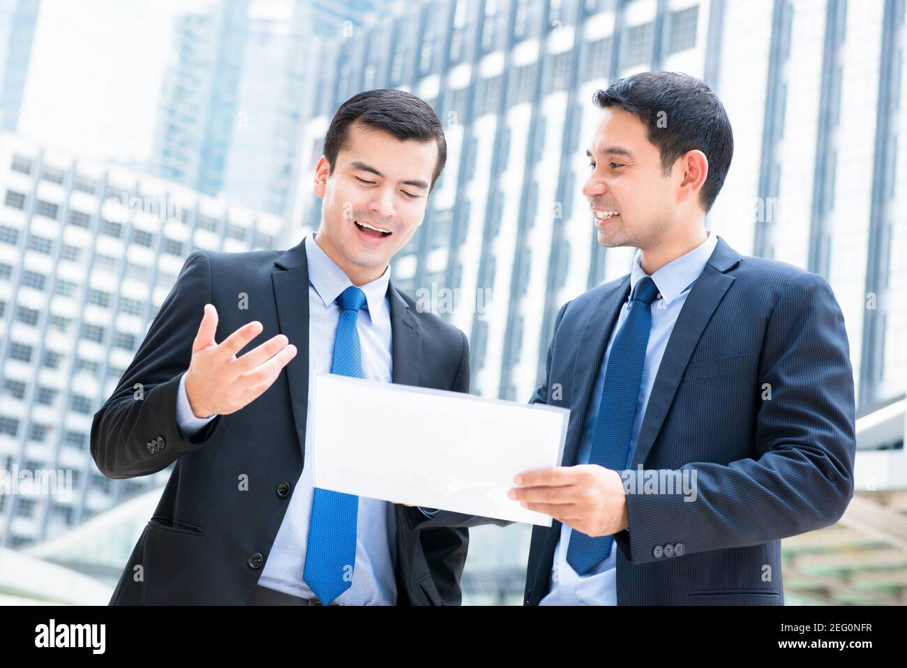 Gemischte Rennen Business Kollegen diskutieren Dokument im Freien Stockfoto