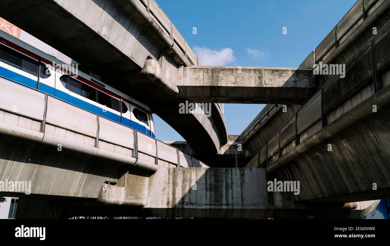 BTS Zug Auto fährt auf großen Zement Gleis System über der Stadt in Bangkok, Thailand. Stockfoto