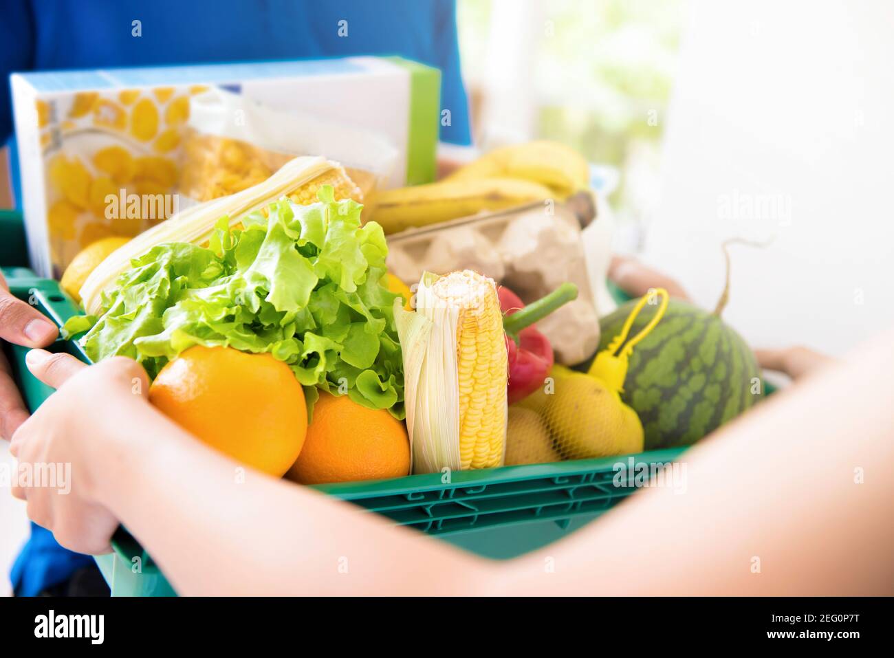 Delivery man liefert Lebensmittel an Kunden - Online-Lebensmitteleinkauf Servicekonzept Stockfoto