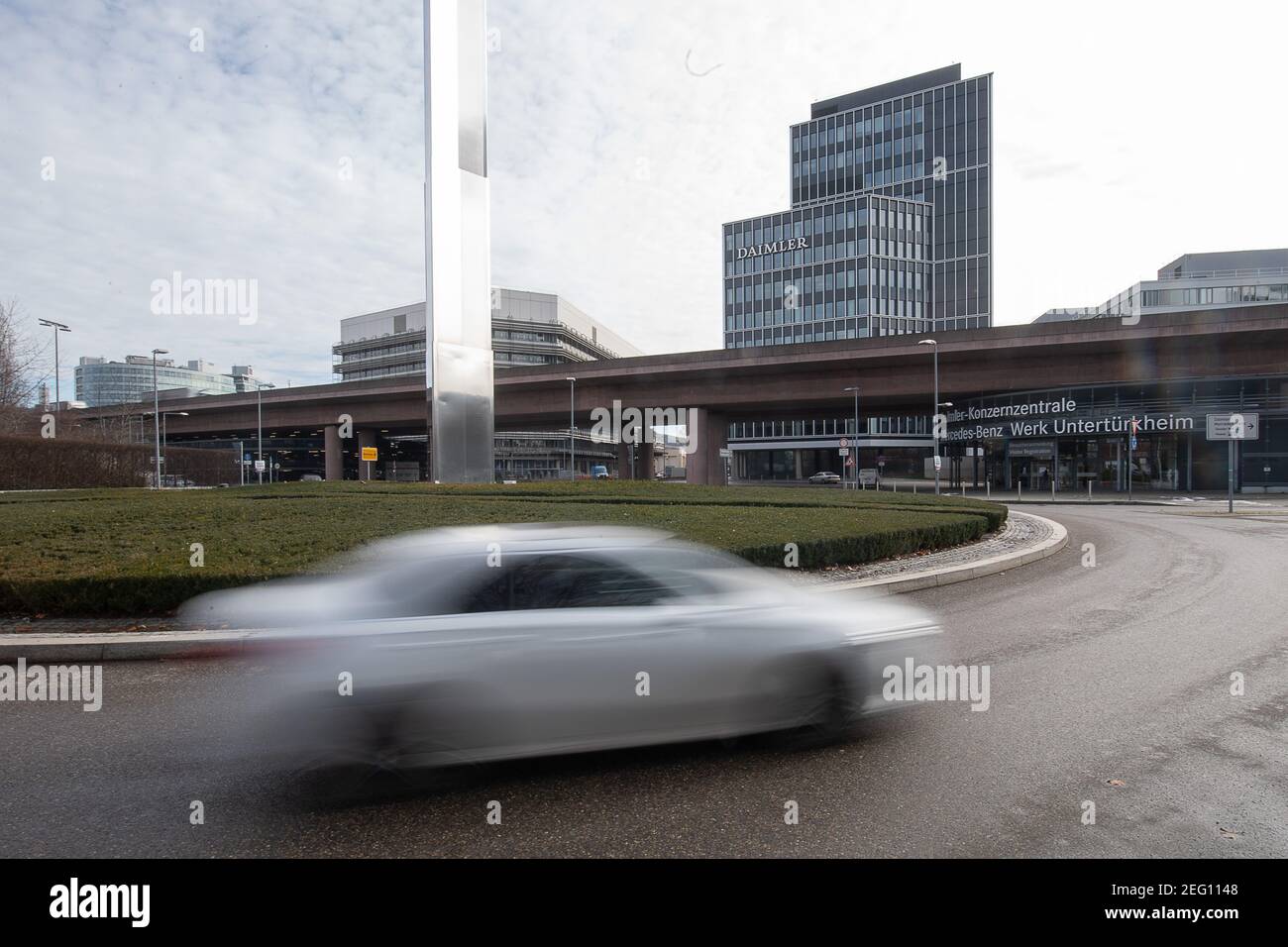 Stuttgart, Deutschland. Februar 2021, 16th. Ein Auto fährt am Mercedes-Benz Werk in Untertürkheim vor dem Hauptsitz der Daimler AG vorbei. (Wischeffekt aufgrund langer Exposition) die Daimler AG und die Mercedes Benz AG legen am 18. Februar ihre Jahreszahlen für das abgelaufene Geschäftsjahr vor. Quelle: Sebastian Gollnow/dpa/Alamy Live News Stockfoto