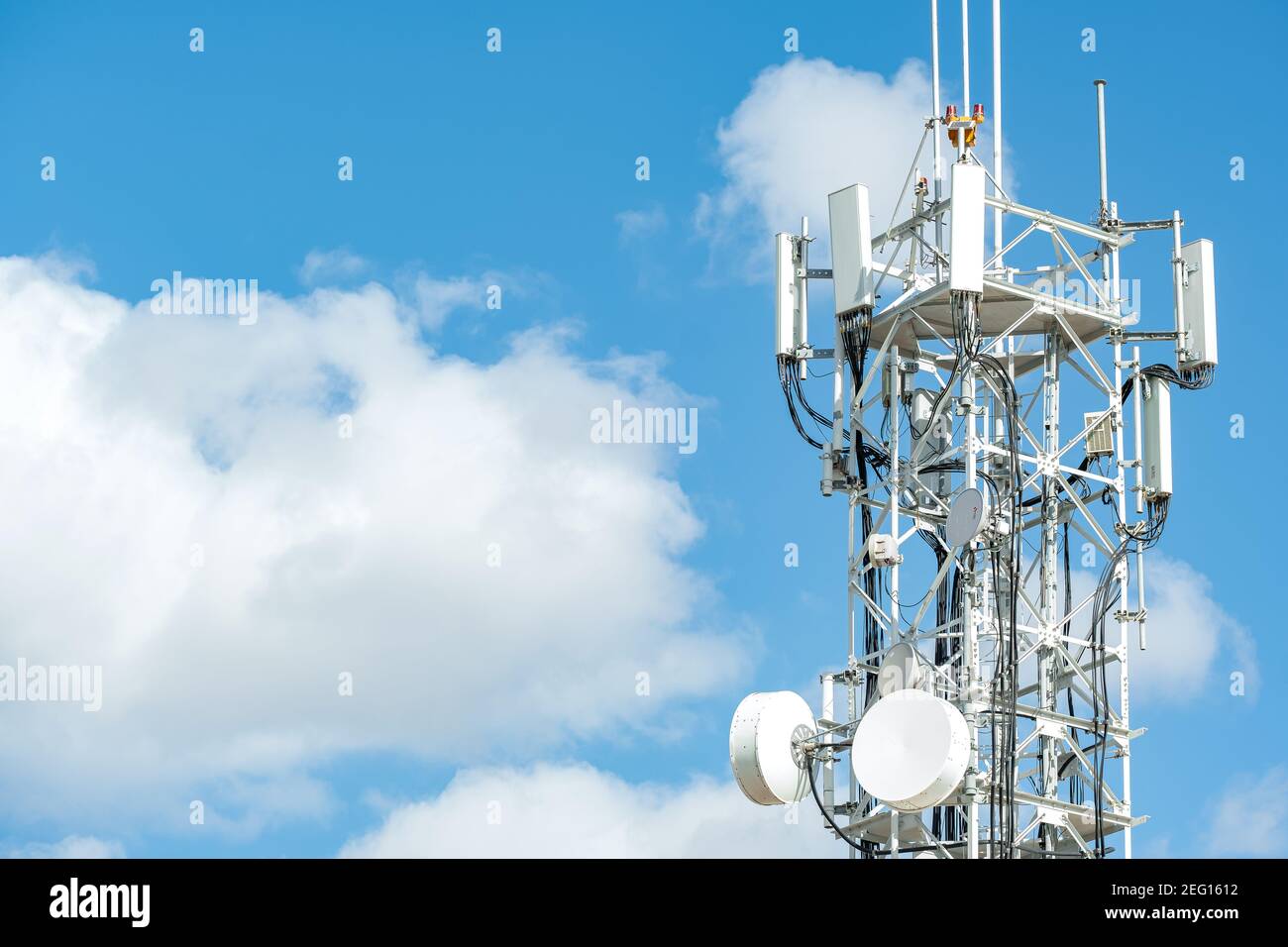 Telekommunikationsmast, Turm am blauen Himmel mit weißen Wolken Hintergrund in der Türkei - Oktober 2020: Radio- und Satellitenmast. Telekommunikationsbranche. Stockfoto