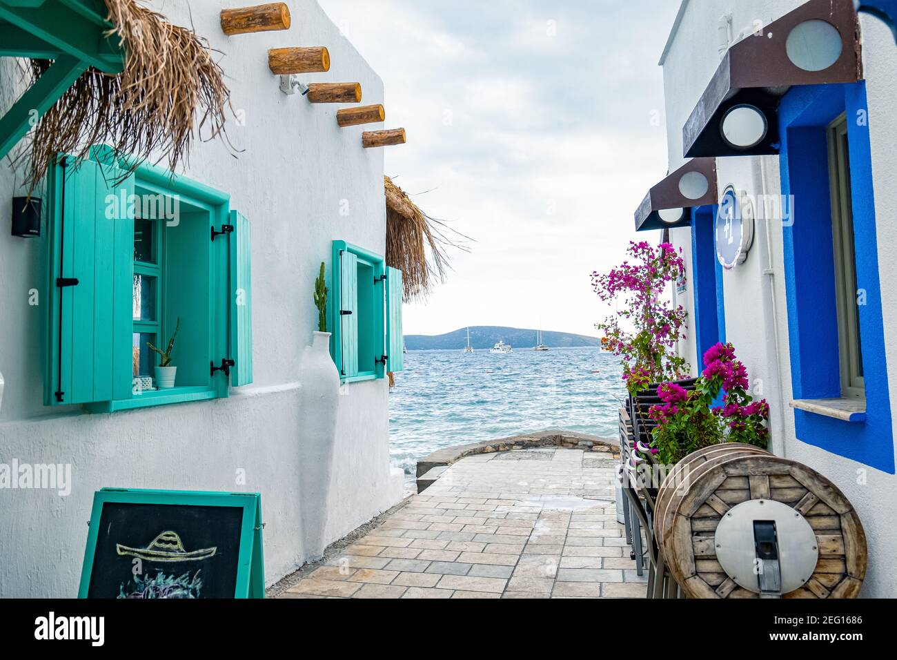 Straße von Bodrum Stadt mit authentischen weiß, blau und türkis bemalten Cafés, Restaurants und Ägäis in Bodrum, Türkei - Oktober 2020. Stockfoto