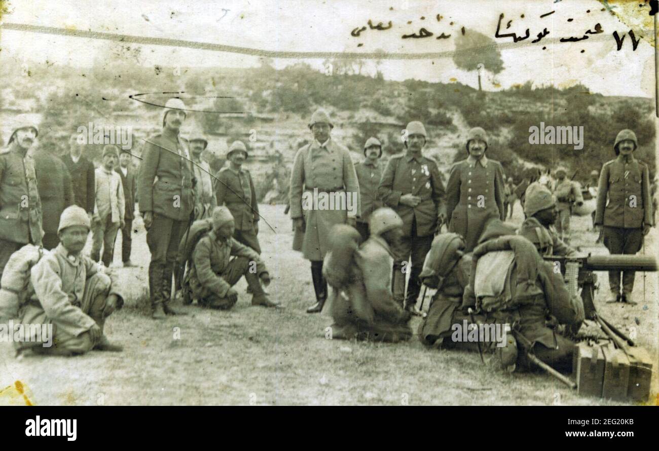 Osmanische Soldaten testen gefangene Waffen. Stockfoto