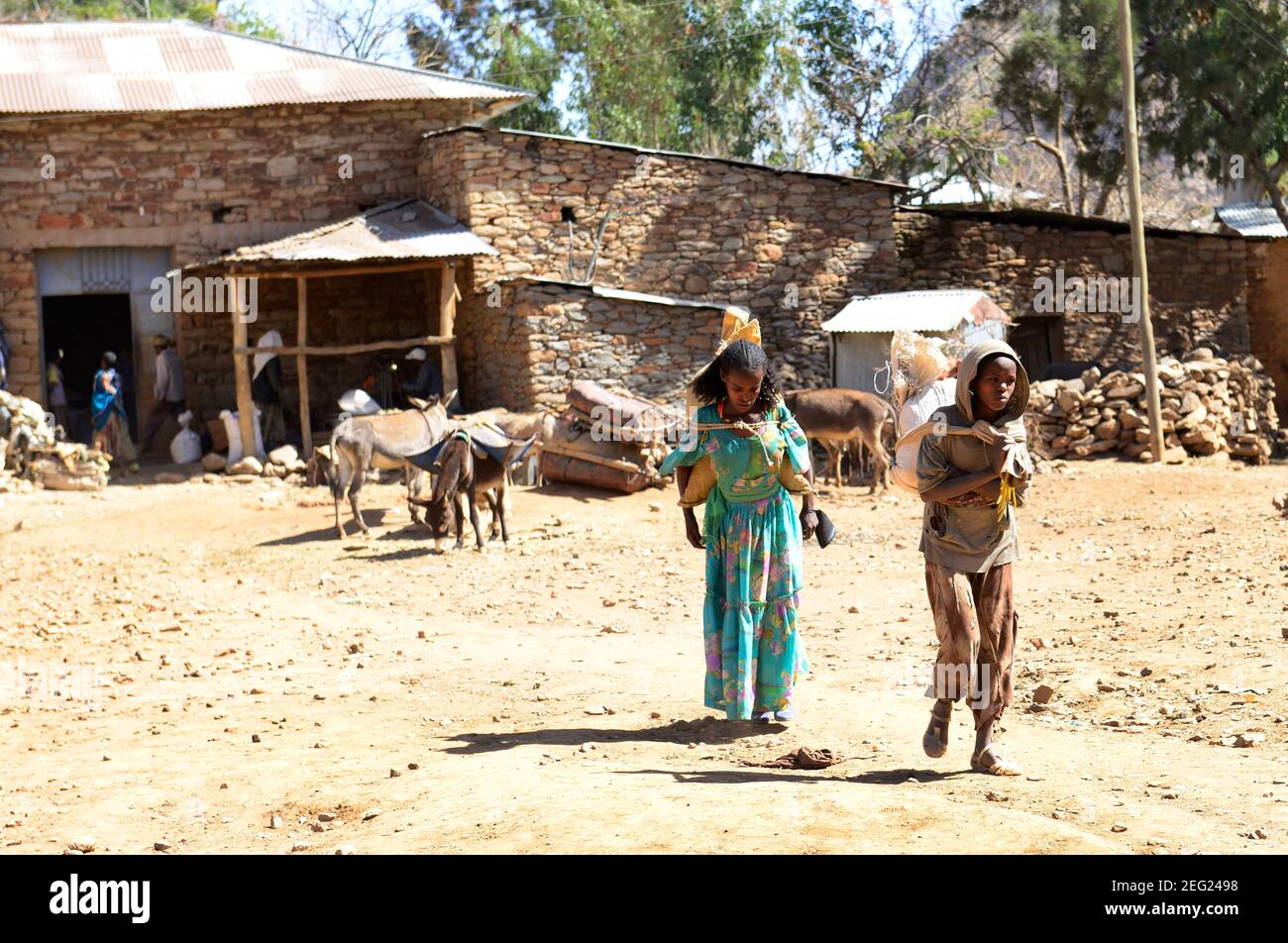 Lokale Tigrayan Dorfbewohner tragen Taschen von Labyrinth / Teff Mehl aus einer lokalen Müllerei in der Region Tigray in Äthiopien. Stockfoto