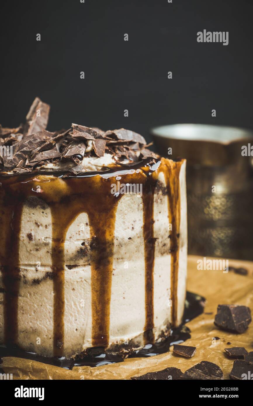 Frischer Schokoladenkuchen auf dem dunklen rustikalen Hintergrund. Selektiver Fokus. Stockfoto