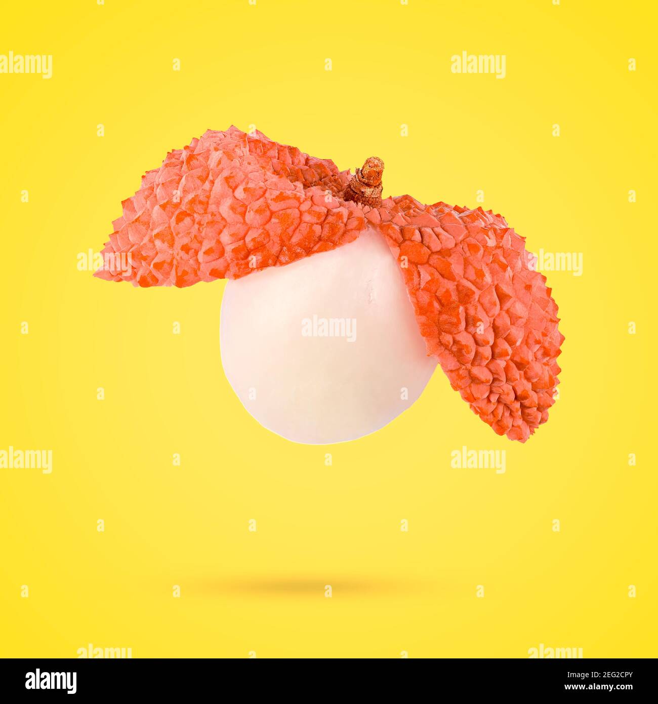 Kreative Lechee Frucht auf lluminating Hintergrund mit Clipping Pfad Stockfoto