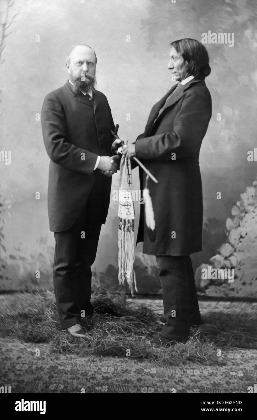 Paläontologe Othniel Charles Marsh (1831-1899) und Lakota Chief Red Cloud (1822-1909) in New Haven, Connecticut, im Jahr 1883. Stockfoto