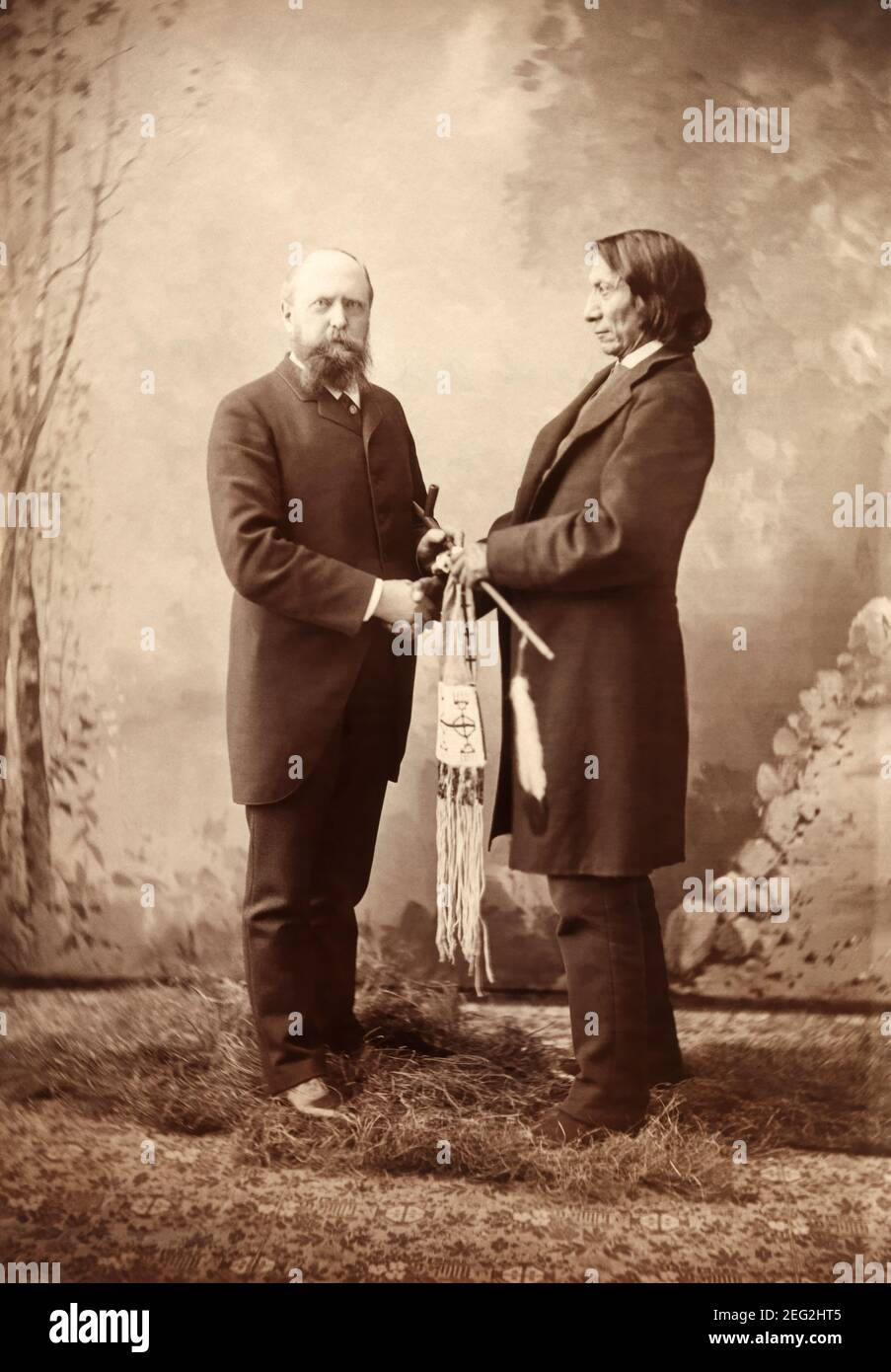 Paläontologe Othniel Charles Marsh (1831-1899) und Lakota Chief Red Cloud (1822-1909) in New Haven, Connecticut, im Jahr 1883. Stockfoto