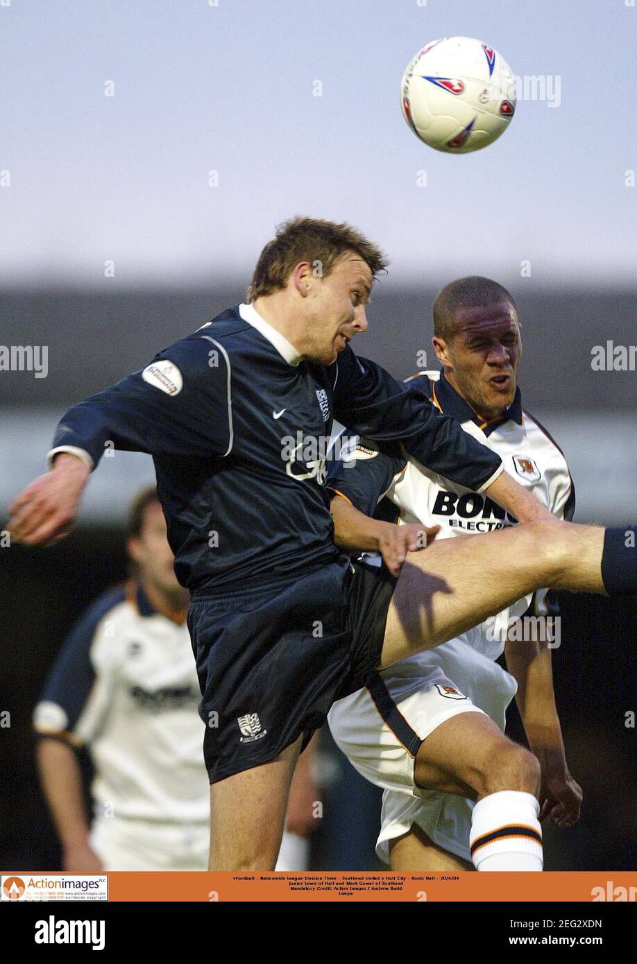 Fußball - Nationwide League Division Three - Southend United gegen Hull City - Roots Hall - 20/4/04 Junior Lewis of Hull und Mark Gower of Southend Pflichtangabe: Action Images / Andrew Budd Livepic Stockfoto