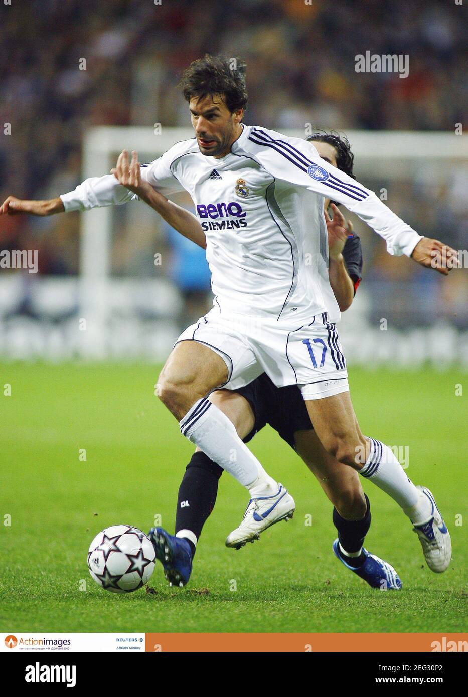 Fußball - Real Madrid / Olympique Lyonnais UEFA Champions League  Gruppenphase Matchday Five Gruppe E - Estadio Santiago Bernabeu, Madrid,  Spanien - 21/11/06 Real Madrids Ruud van Nistelrooy Pflichtangabe: Action  Images / Andrew Couldridge Livepic ...