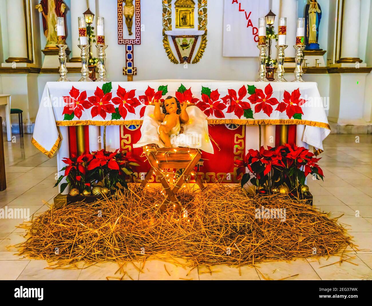 Basilica Altar Weihnachten Creche Krippe Mission San Jose del Cabo Anuiti San Jose del Cabo Mexiko Spanische Wörter über dem Altar Lesen Sie 'EIN Retter wurde b Stockfoto