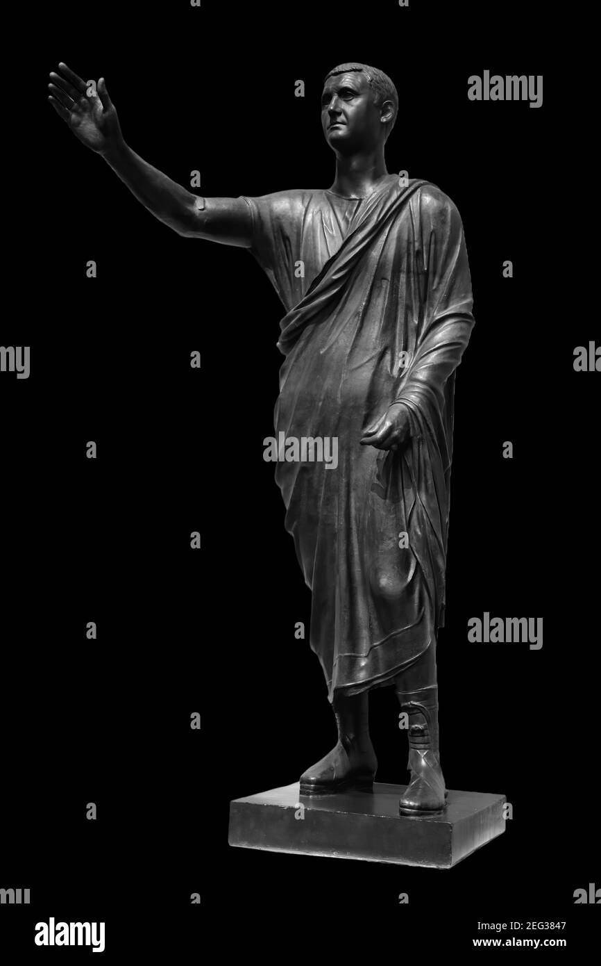 Statue des römischen Staatsmannes, Rechtsanwalts, Redners und Philosophen. Isoliert auf Schwarz. Antike antike römische Skulptur Stockfoto