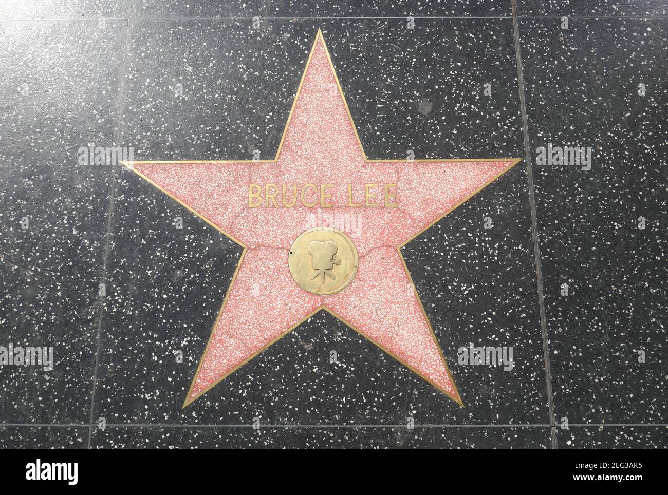 Hollywood, California, USA 17th. Februar 2021 EIN allgemeiner Blick auf die Atmosphäre des Kampfkünstlers/Schauspielers Bruce Lees Star auf dem Hollywood Walk of Fame am 17. Februar 2021 in Hollywood, Kalifornien, USA. Foto von Barry King/Alamy Stockfoto Stockfoto