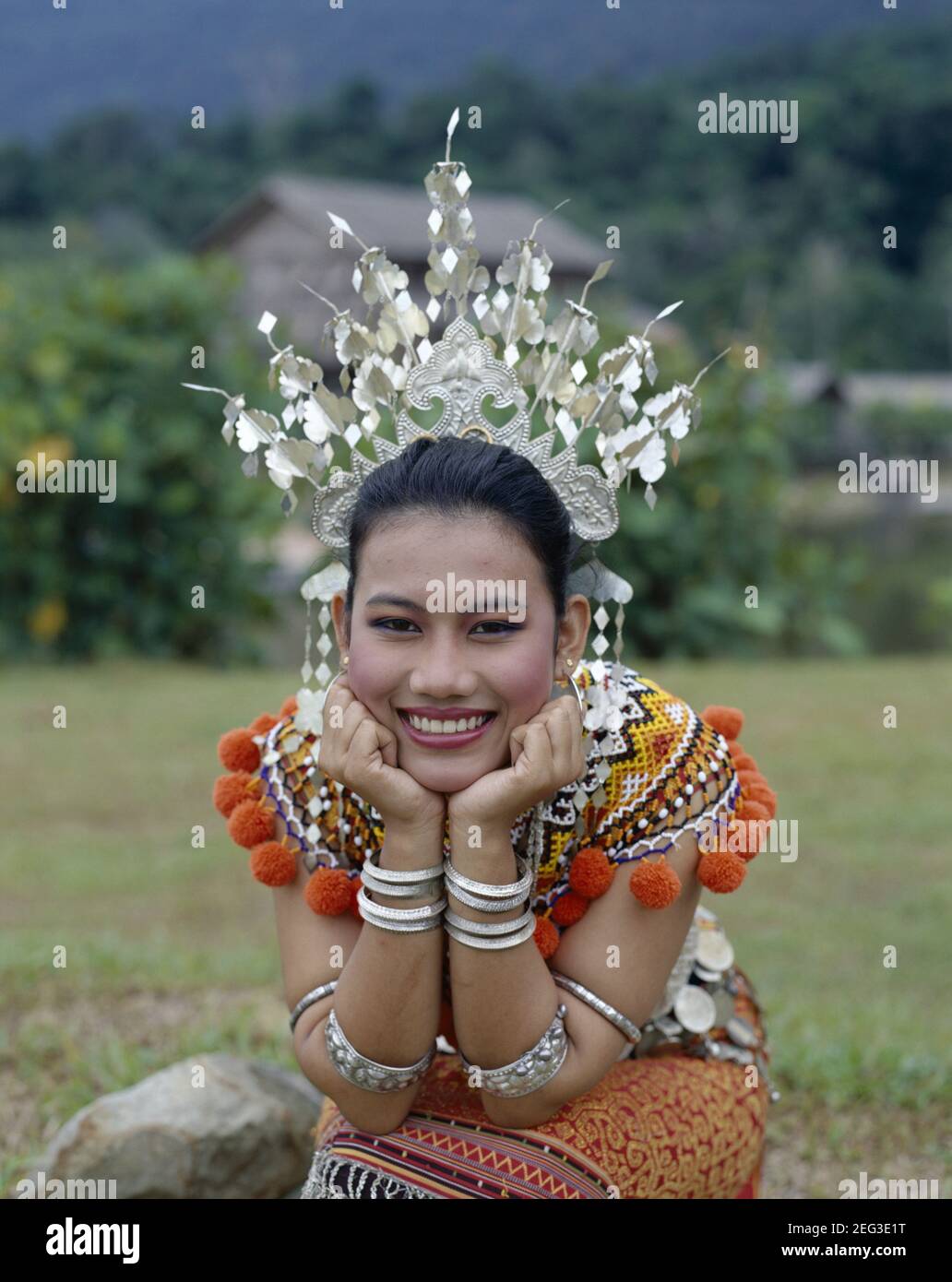 Asien Malaysia, Sarawak, Sarawak Kulturdorf, Porträt einer lächelnden IBAN-Frau in Tracht Stockfoto