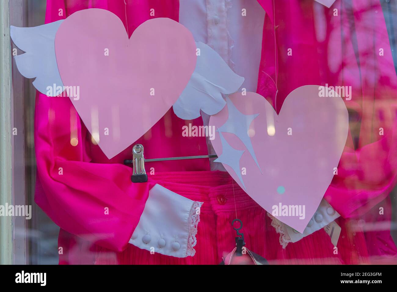 Herzen In Einem Fenster Stockfotos Und Bilder Kaufen Alamy