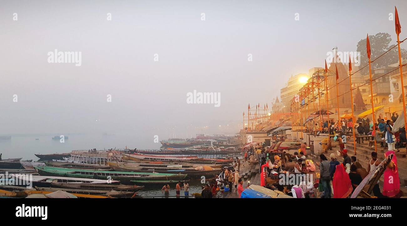 Ufer des ganges Fluss in Varanasi in den frühen Morgen Menschen versammelten sich zum Beten Stockfoto