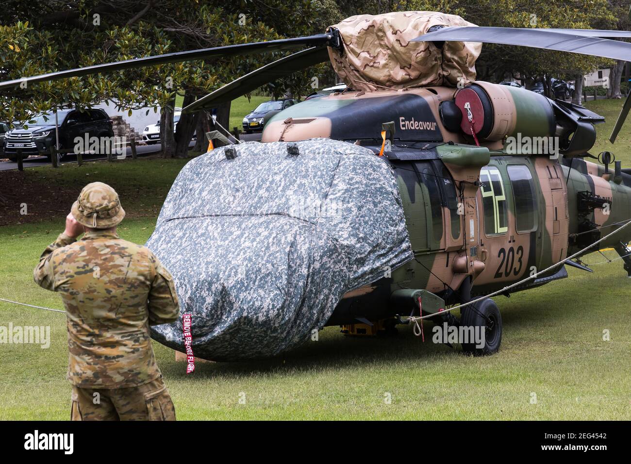 Sydney, Australien. Donnerstag, 18th. Februar 2021. Ein Black Hawk Hubschrauber ist unten im Robertson Park, Watson's Bay in Sydneys östlichen Vororten, nachdem er eine Notlandung machen musste. Der Hubschrauber der Spezialeinheiten kam während einer Anti-Terror-Übung im Hafen von Sydney mit einem Schiff in Kontakt. Kredit Paul Lovelace/Alamy Live Nachrichten Stockfoto