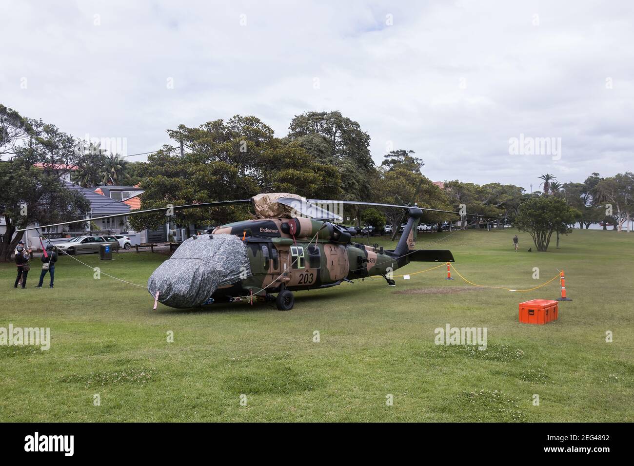 Sydney, Australien. Donnerstag, 18th. Februar 2021. Ein Black Hawk Hubschrauber ist unten im Robertson Park, Watson's Bay in Sydneys östlichen Vororten, nachdem er eine Notlandung machen musste. Der Hubschrauber der Spezialeinheiten kam während einer Anti-Terror-Übung im Hafen von Sydney mit einem Schiff in Kontakt. Kredit Paul Lovelace/Alamy Live Nachrichten Stockfoto