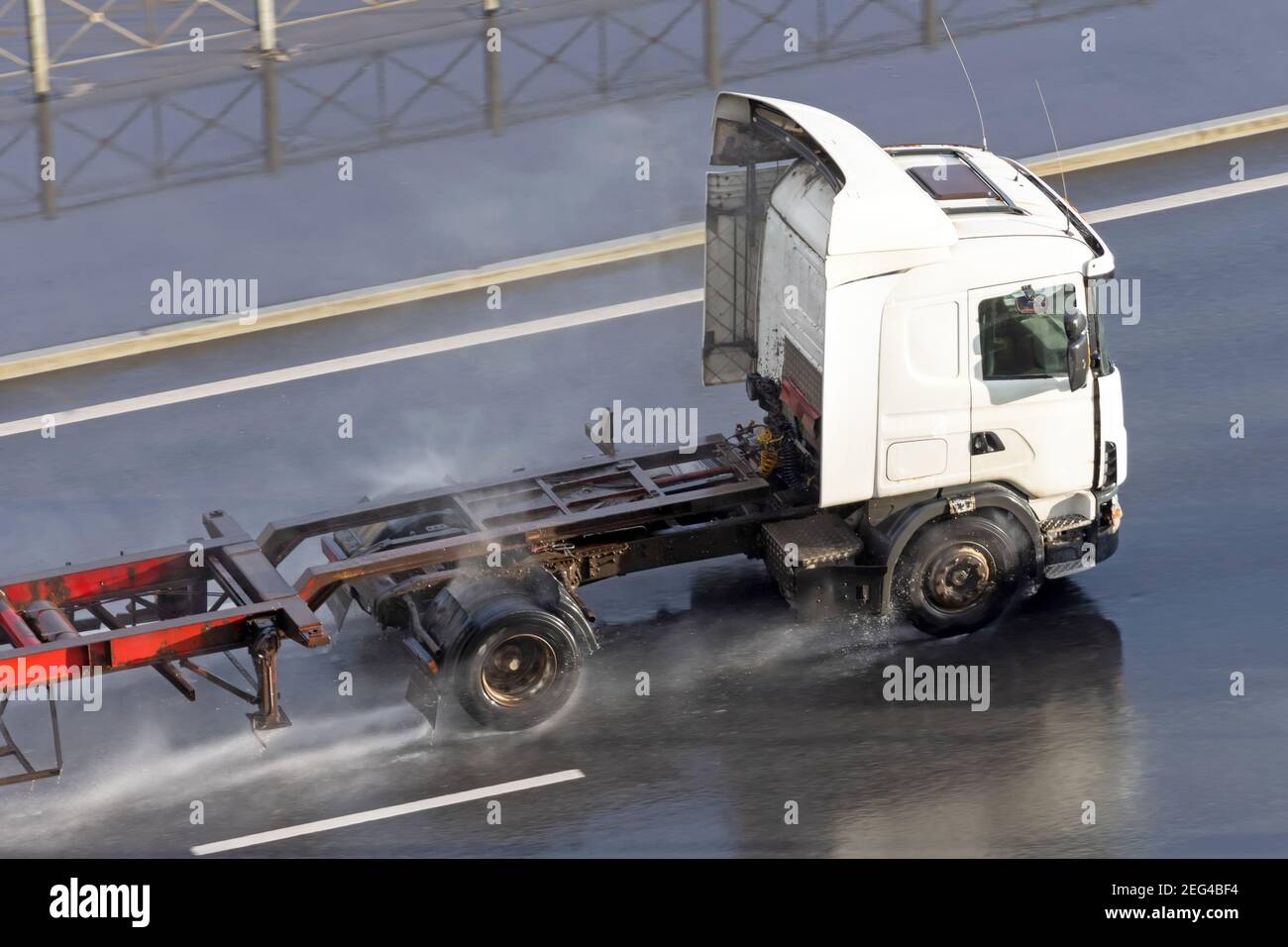 Leerer Autoträger LKW fährt auf der Autobahn Stockfotografie - Alamy