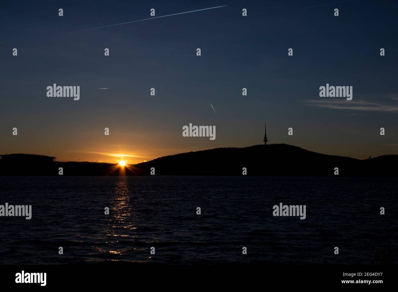 Ein Blick über den Lake Burley Griffin in Canberra, ACT. In diesem Bild enthalten ist Black Mountain Tower und Australian National Library. Stockfoto