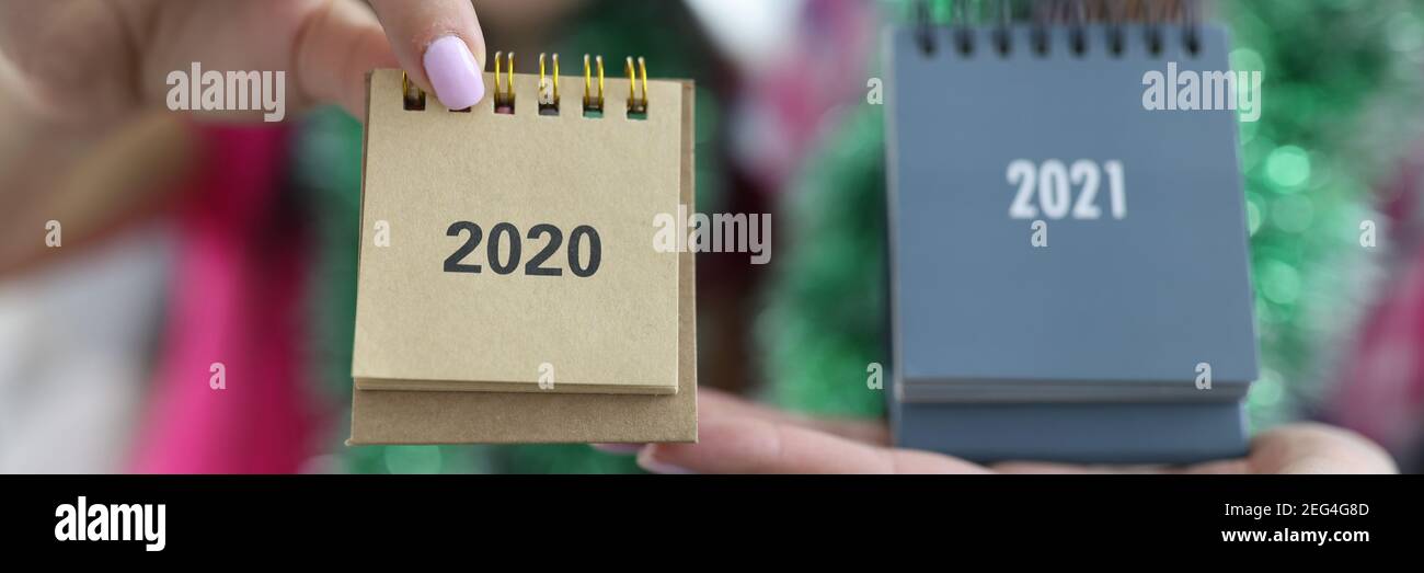 Weibliche Hände mit Kalender 2020 und 2021 Nahaufnahme Stockfoto