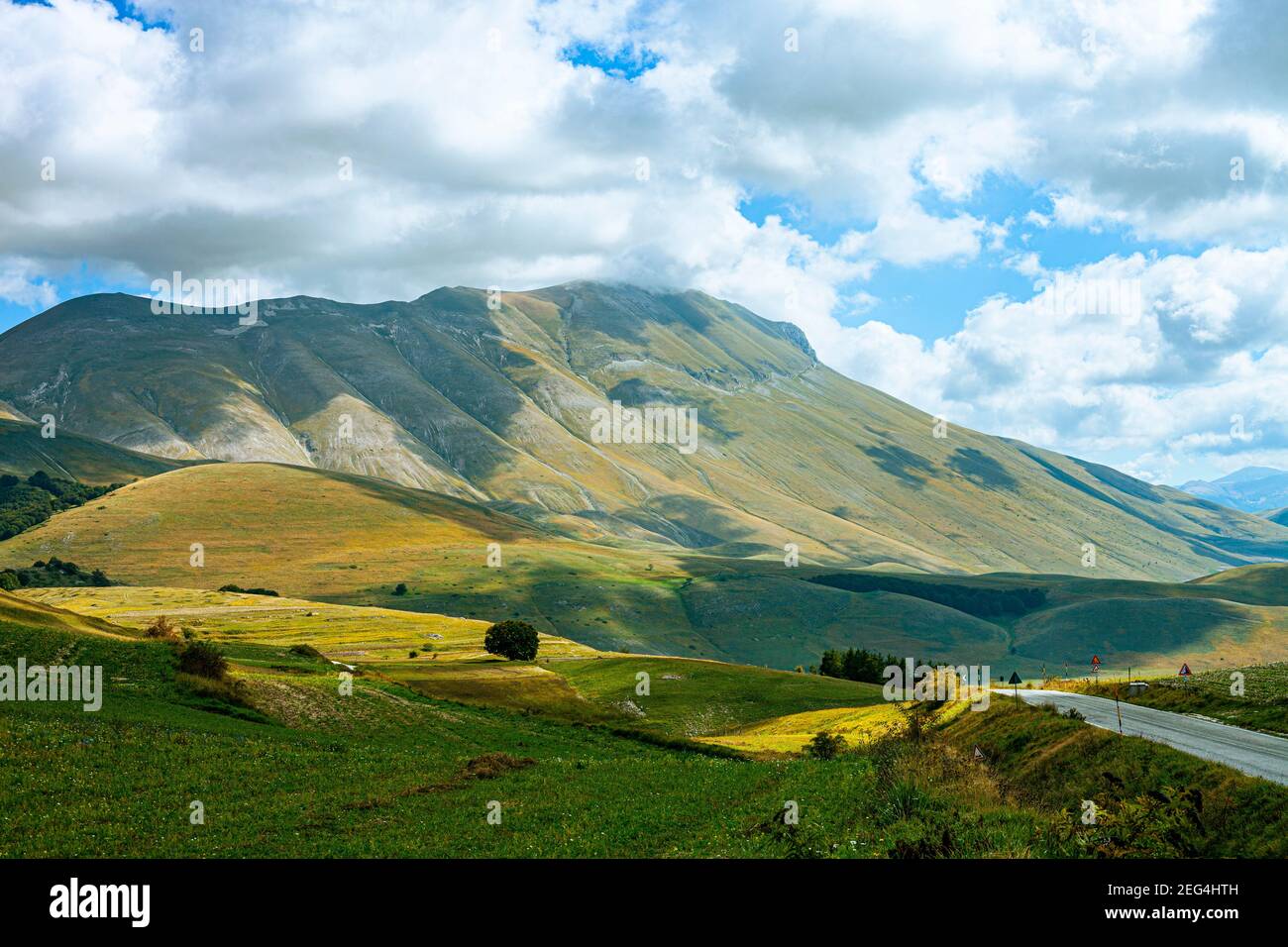Nationalpark der Sibillini Berge. Felder in Castelluccio di Norcia, Umbrien, Italien. Stockfoto