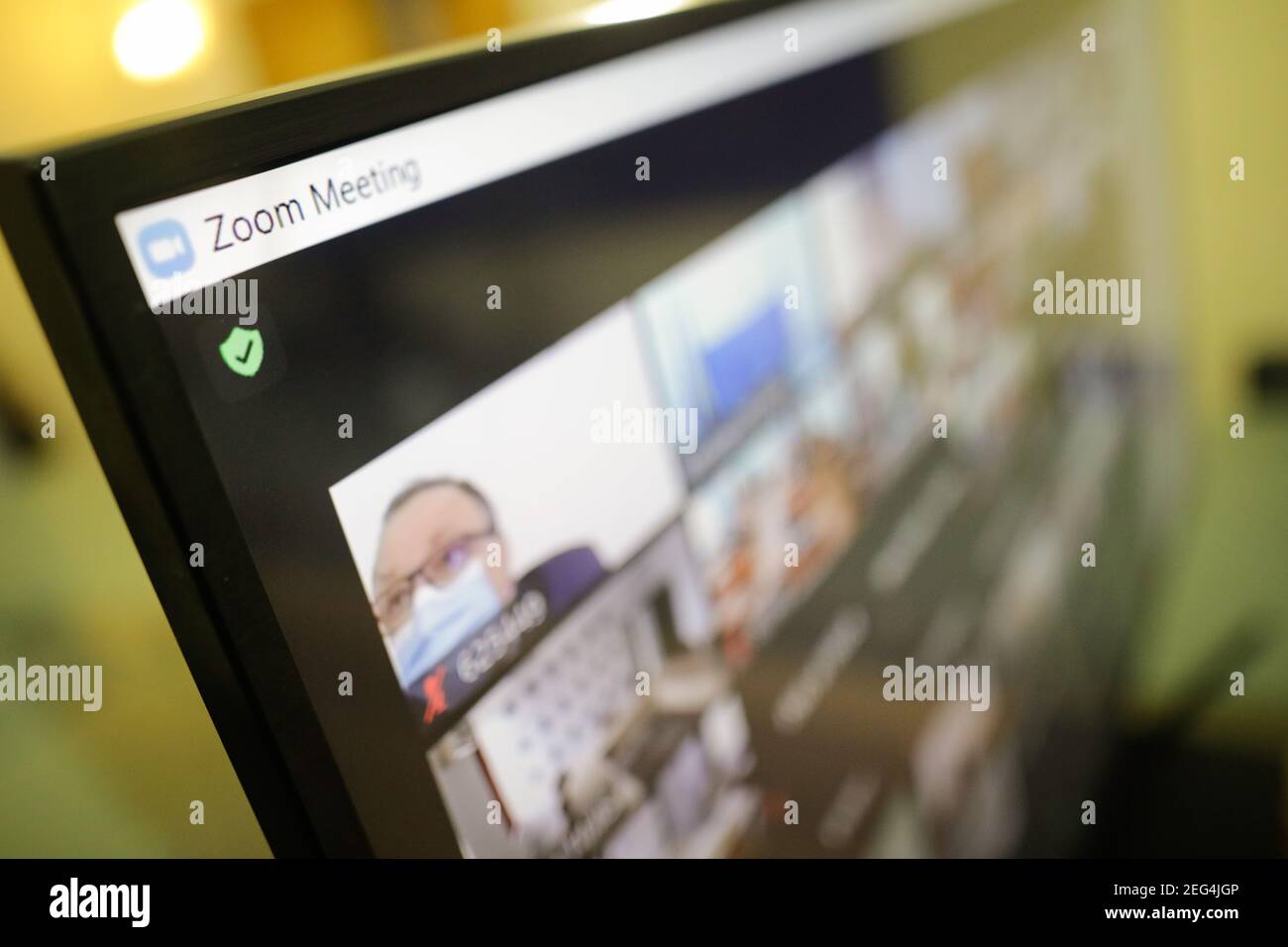 Bukarest, Rumänien - 4. Februar 2021: Bild mit geringer Schärfentiefe (selektiver Fokus) mit der Videokonferenz-App Zoom – Arbeit von zu Hause aus Stockfoto