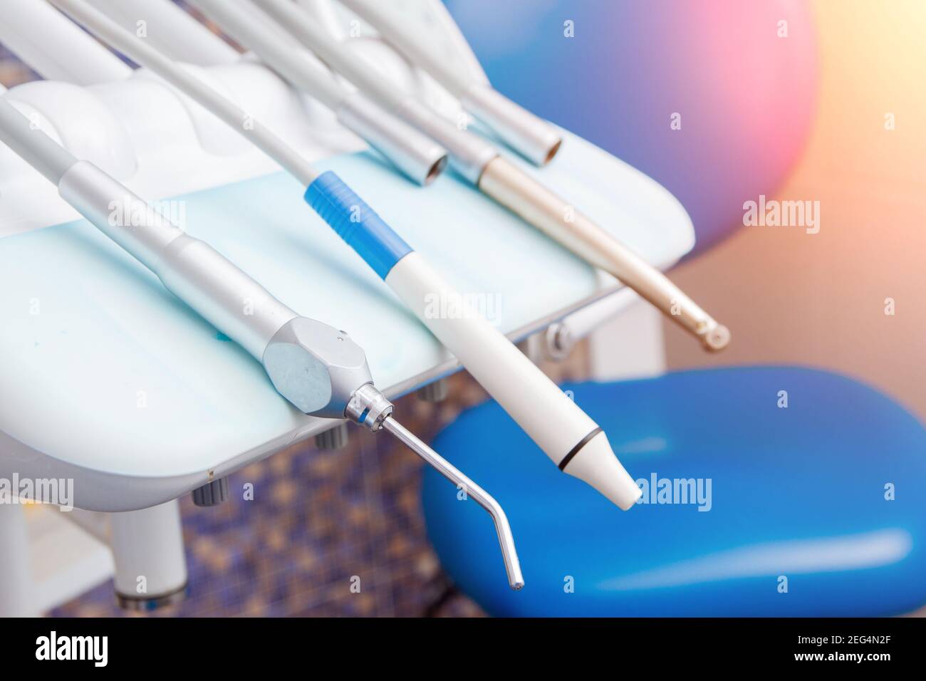 Stomatologische Instrument in Zahnarztklinik. Werkzeuge bohren, behandeln Sie einen Zahnarzt auf weißem blauen Hintergrund. Stockfoto