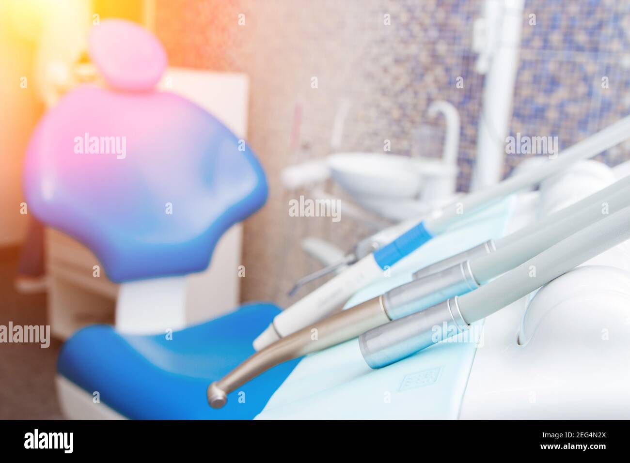 Zahnarztpraxis Hintergrund, Zahnhygiene, Zahnarztstuhl. Weichzeichnungseffekt. Stockfoto