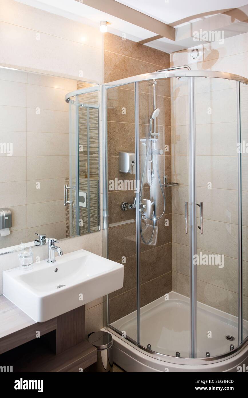 Modernes Badezimmer mit Dusche und Waschbecken Stockfoto