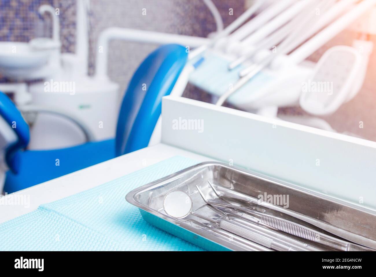 Ausrüstung und zahnärztliche Instrumente in der Zahnarztpraxis. Nahaufnahme der Werkzeuge Stockfoto