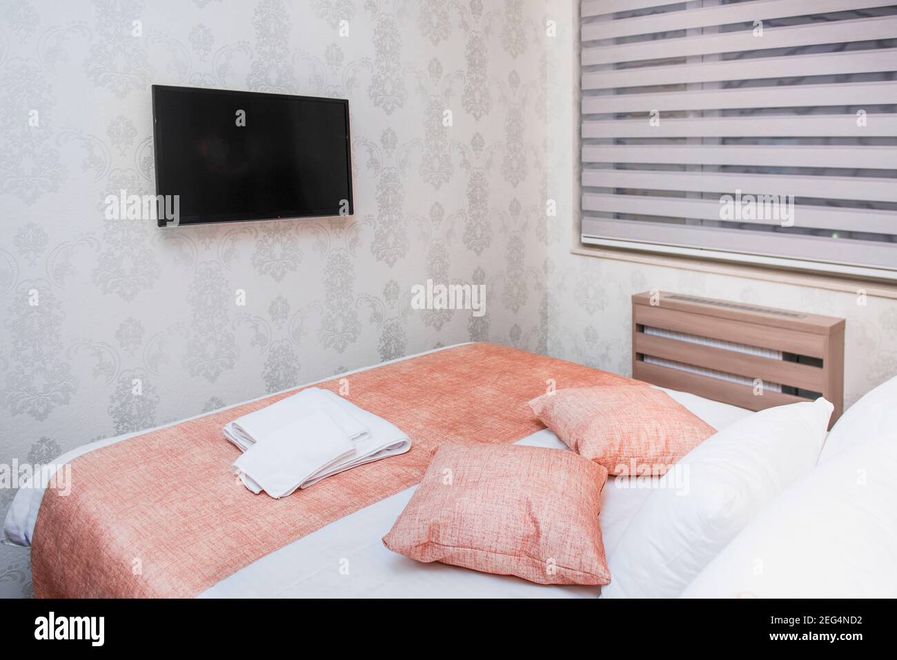 Interieur eines Schlafzimmers mit frischen Bettdecken Stockfoto