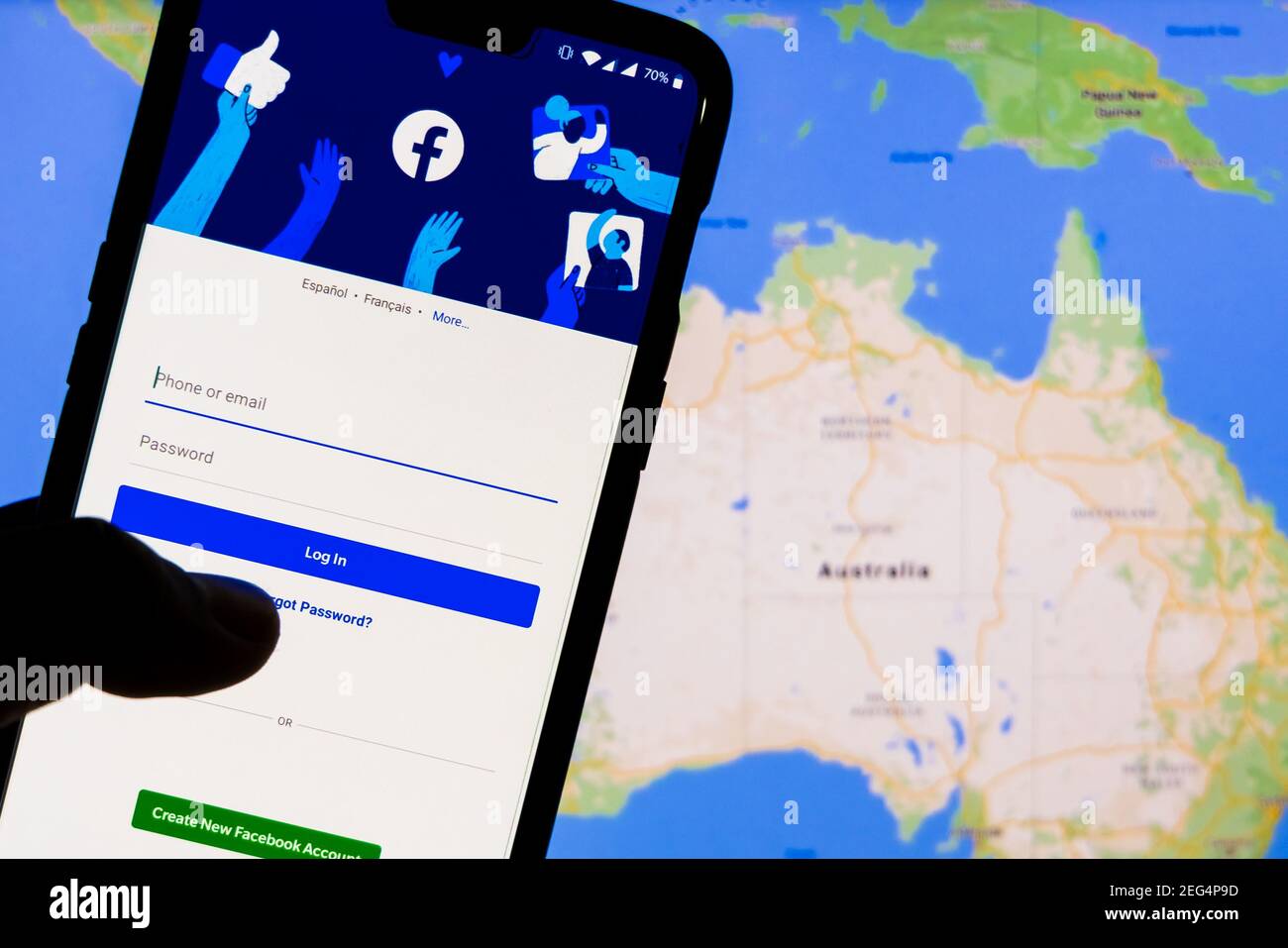 Kathmandu, Nepal - Februar 18 2021: Smartphone mit Facebook-Login-Bildschirm gegen die Karten von Australien auf einem pc-Computer im Hintergrund. Stockfoto