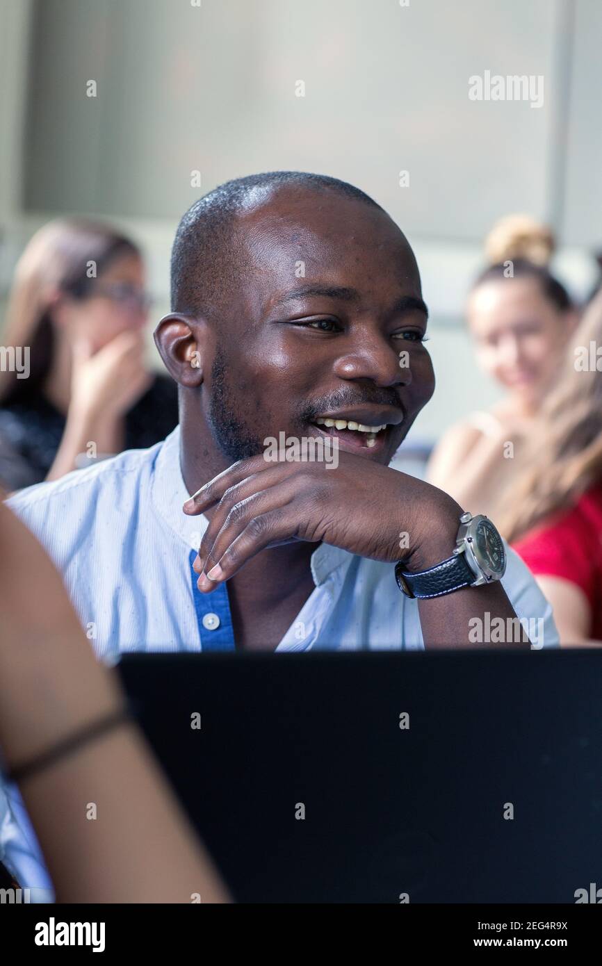 Lächelnd afrikanischen männlichen College-Student Stockfoto