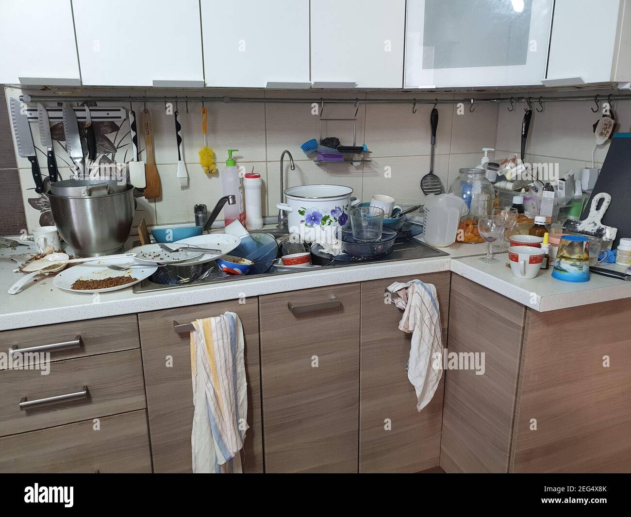 Schmutziges Geschirr in der Küche, Unterbrechungen und Unterbrechungen in der Wasserversorgung, eine schlampige Gastgeberin. Stockfoto