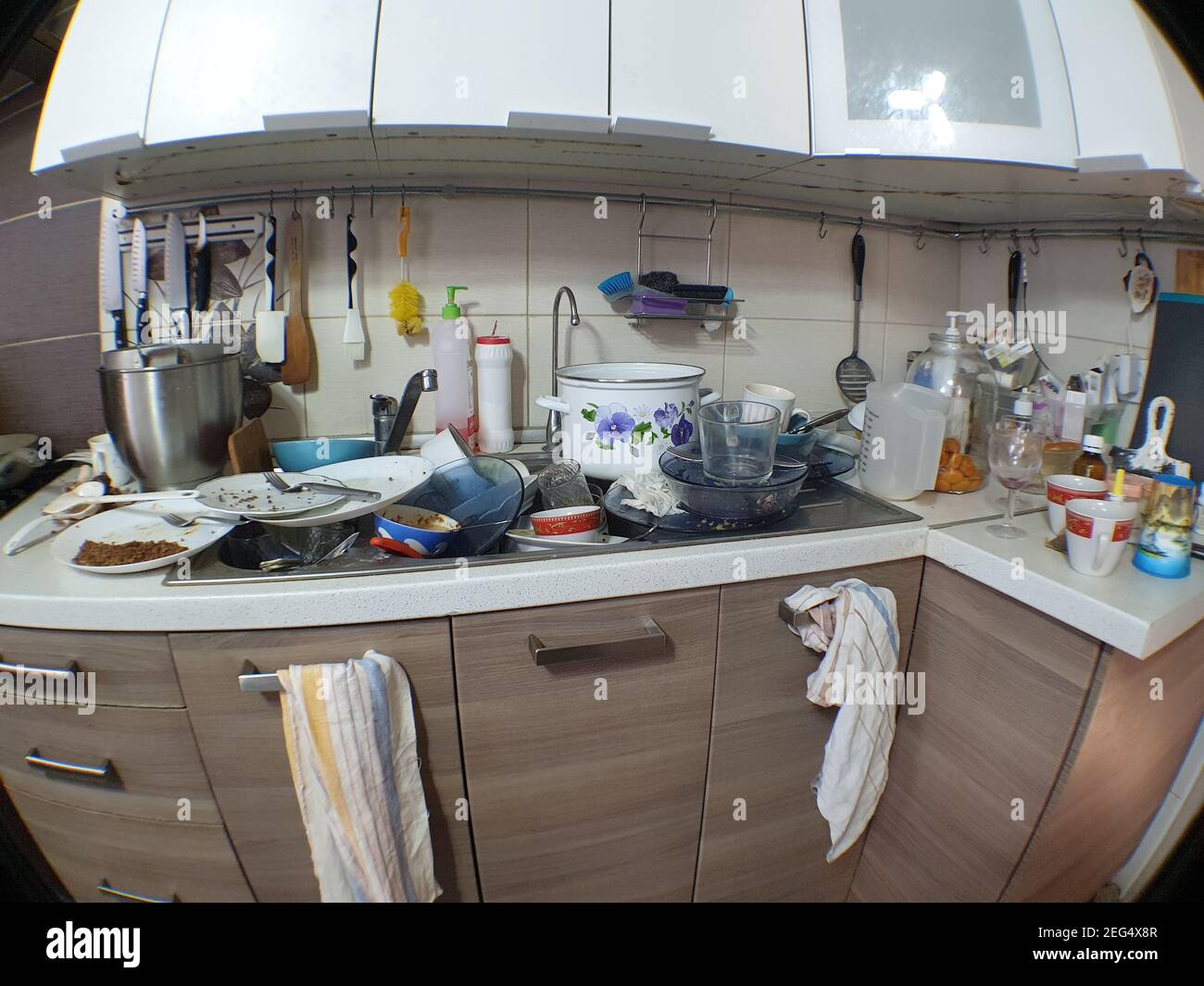 Schmutziges Geschirr in der Küche, Unterbrechungen und Unterbrechungen in der Wasserversorgung, eine schlampige Gastgeberin. Stockfoto