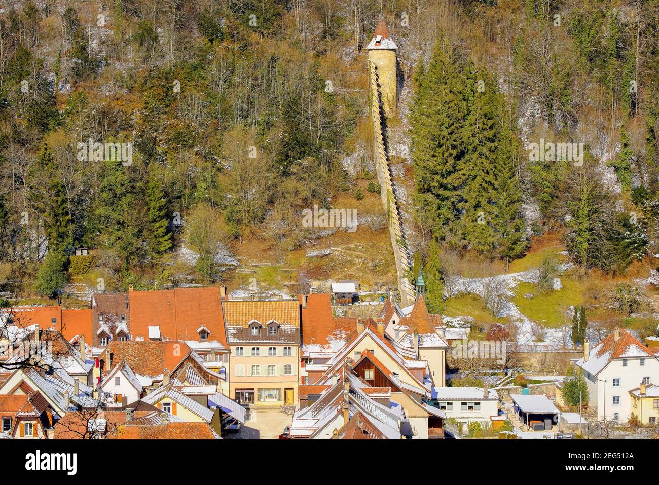 Erhöhter Blick auf die charmante kleine Stadt Saint Ursanne mit mittelalterlichem Charakter, Kanton Jura, Schweiz. Stockfoto