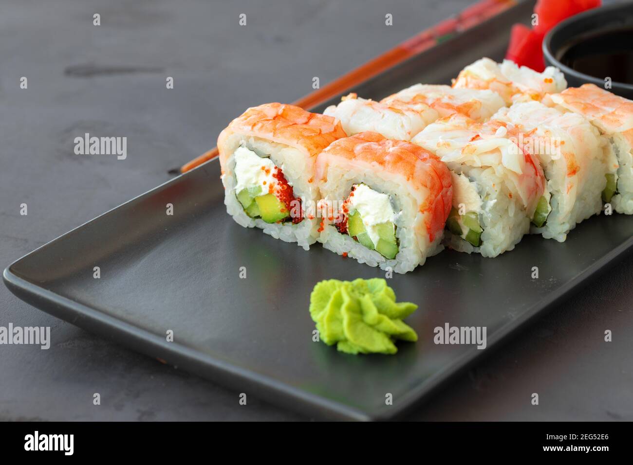 Sushi-Rolle mit Garnelenfleisch auf schwarzem Keramikplatte bedeckt Stockfoto