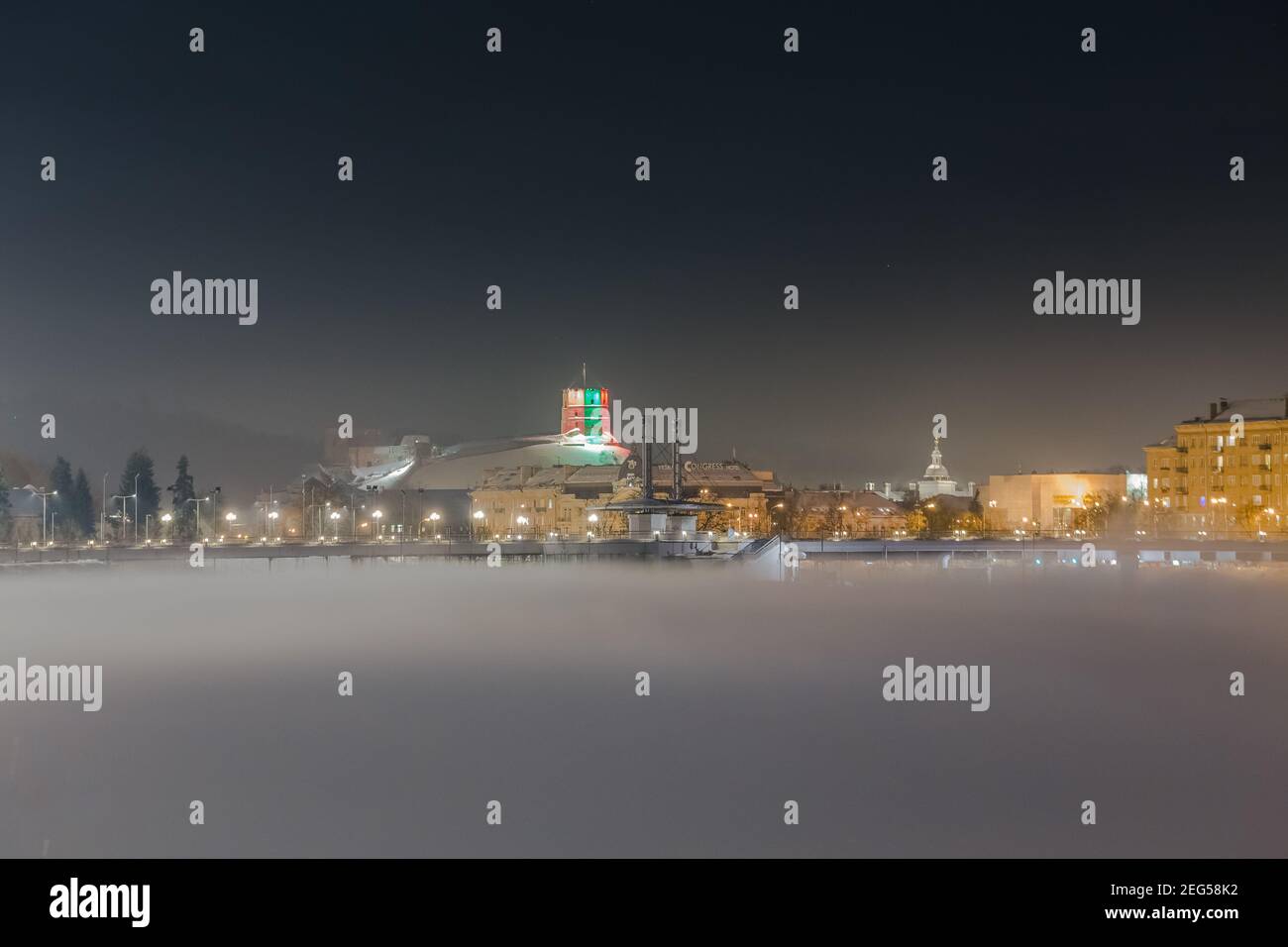 VILNIUS, LITAUEN - 16. FEBRUAR 2021: Mystischer Nebel fließt über den Fluss Neris Stockfoto