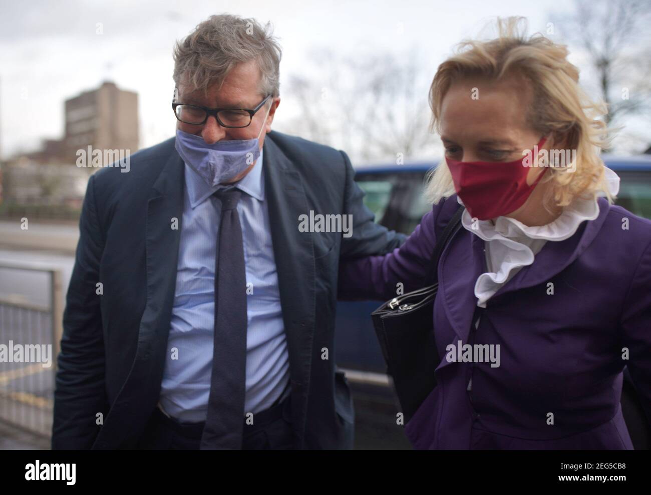 Der Investmentbanker Crispin Odey kommt mit seiner Frau Nichola Pease am Hendon Magistrate' Court in London an, wo er wegen unanständigen Angriffs auftaucht. Dem Hedgefonds-Manager, 61, wird vorgeworfen, 1998 eine Frau unanständig angegriffen zu haben. Bilddatum: Donnerstag, 18. Februar 2021. Stockfoto