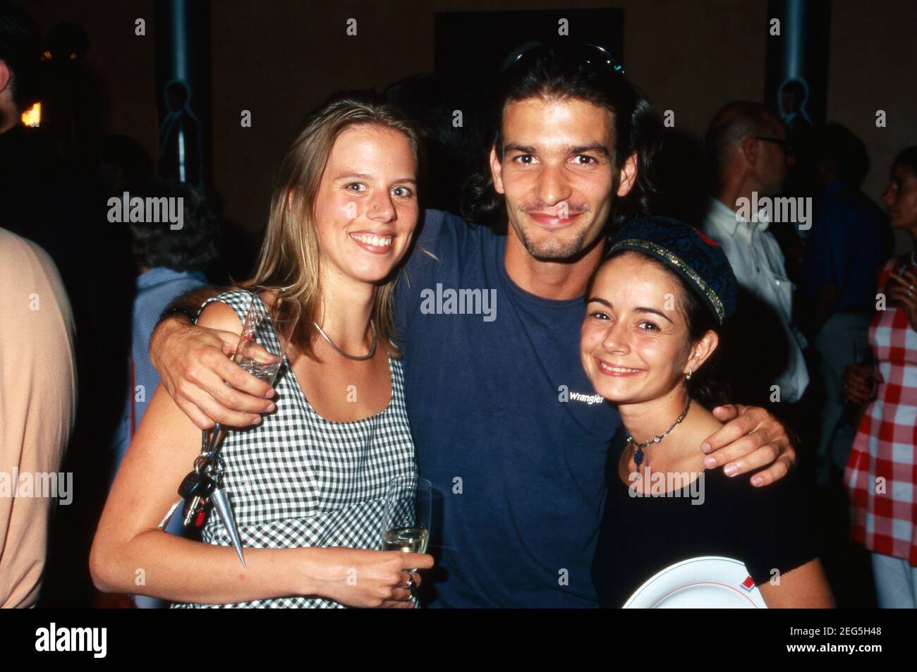Luca Zamperoni mit Freundin (links) und Marina Mehlinger bei der Premiere von 'Bean', aka 'Bean - der ultimative Katastrophenfilm' im Cinedom in Köln, Deutschland 1997. Stockfoto