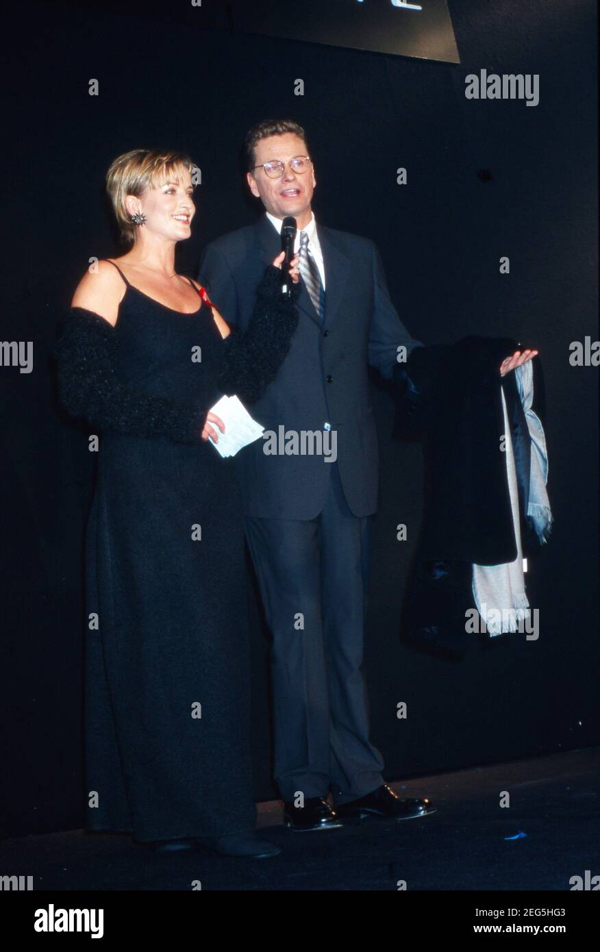 Danielle Thoma und Guido Westerwelle bei der Benefizgala und Modenschau 'Life for Fashion' in Hamburg, Deutschland 1998. Stockfoto