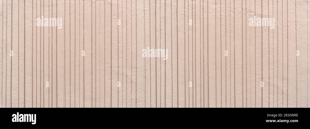 Detail einer beigefarbenen Wand mit bemalten vertikalen Linien Stockfoto