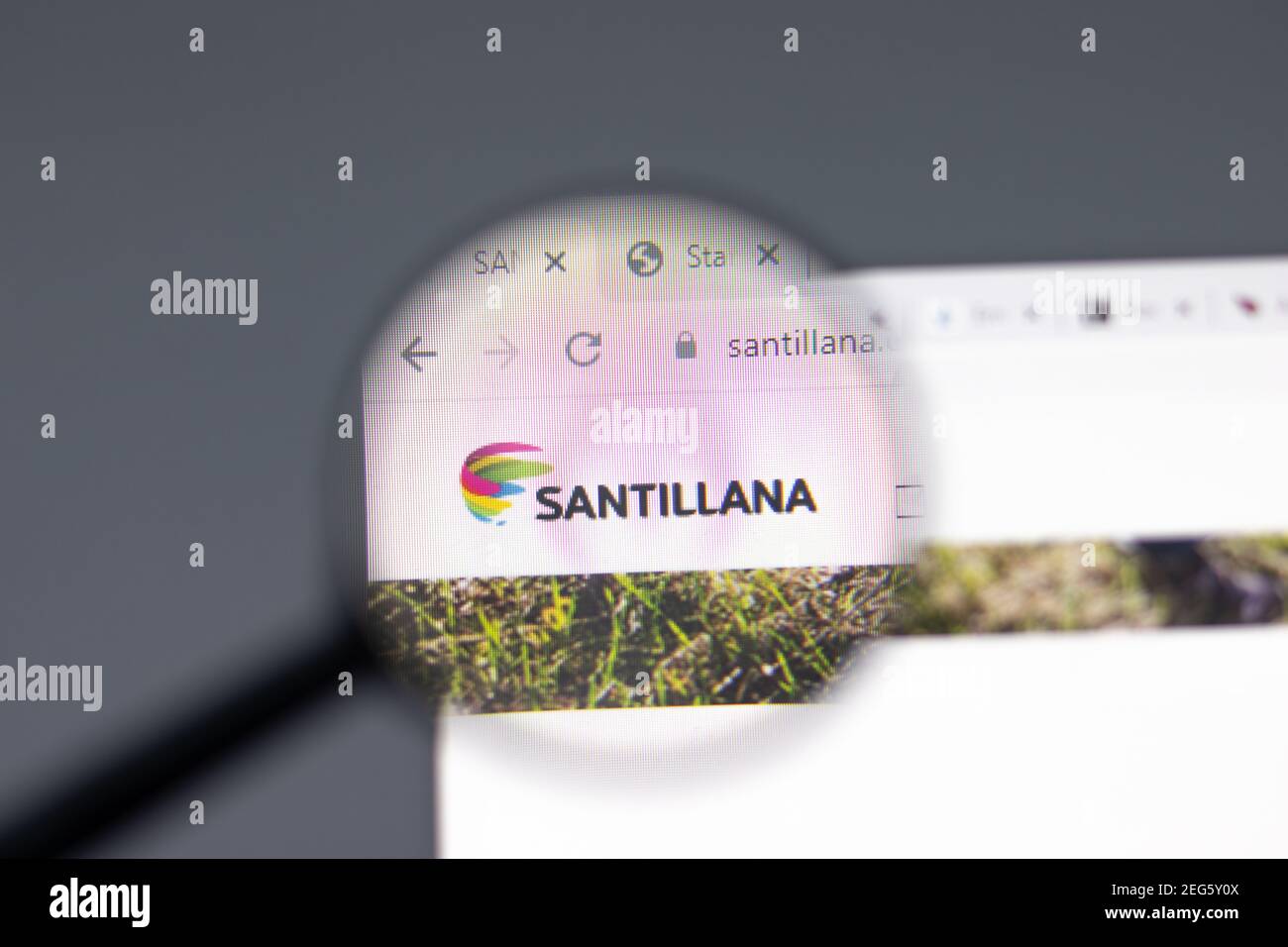 New York, USA - 15. Februar 2021: Grupo Santillana Website im Browser mit Firmenlogo, illustrative Editorial Stockfoto