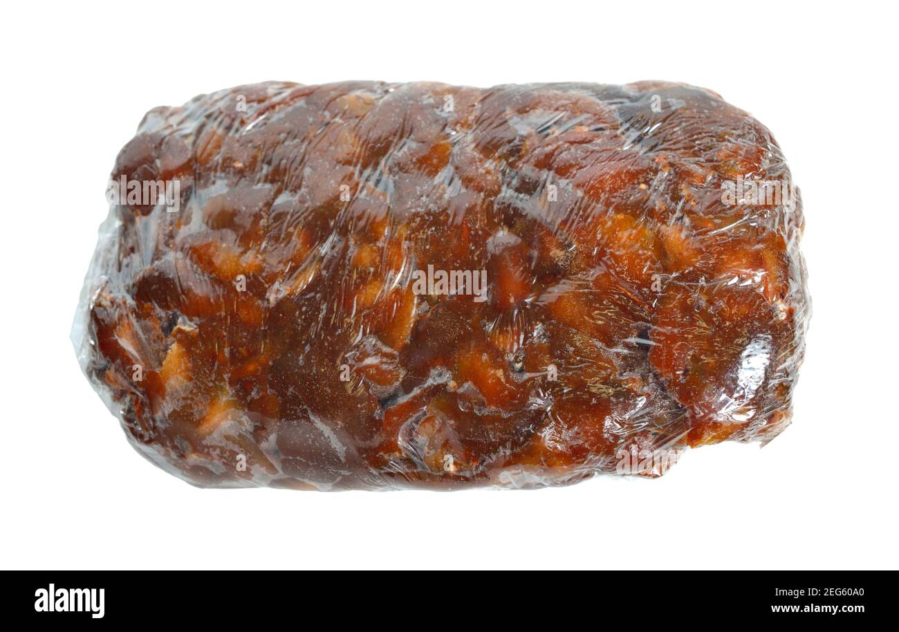 Brikett von reifen geschälten Tamarinden isoliert auf weißem Boden Stockfoto