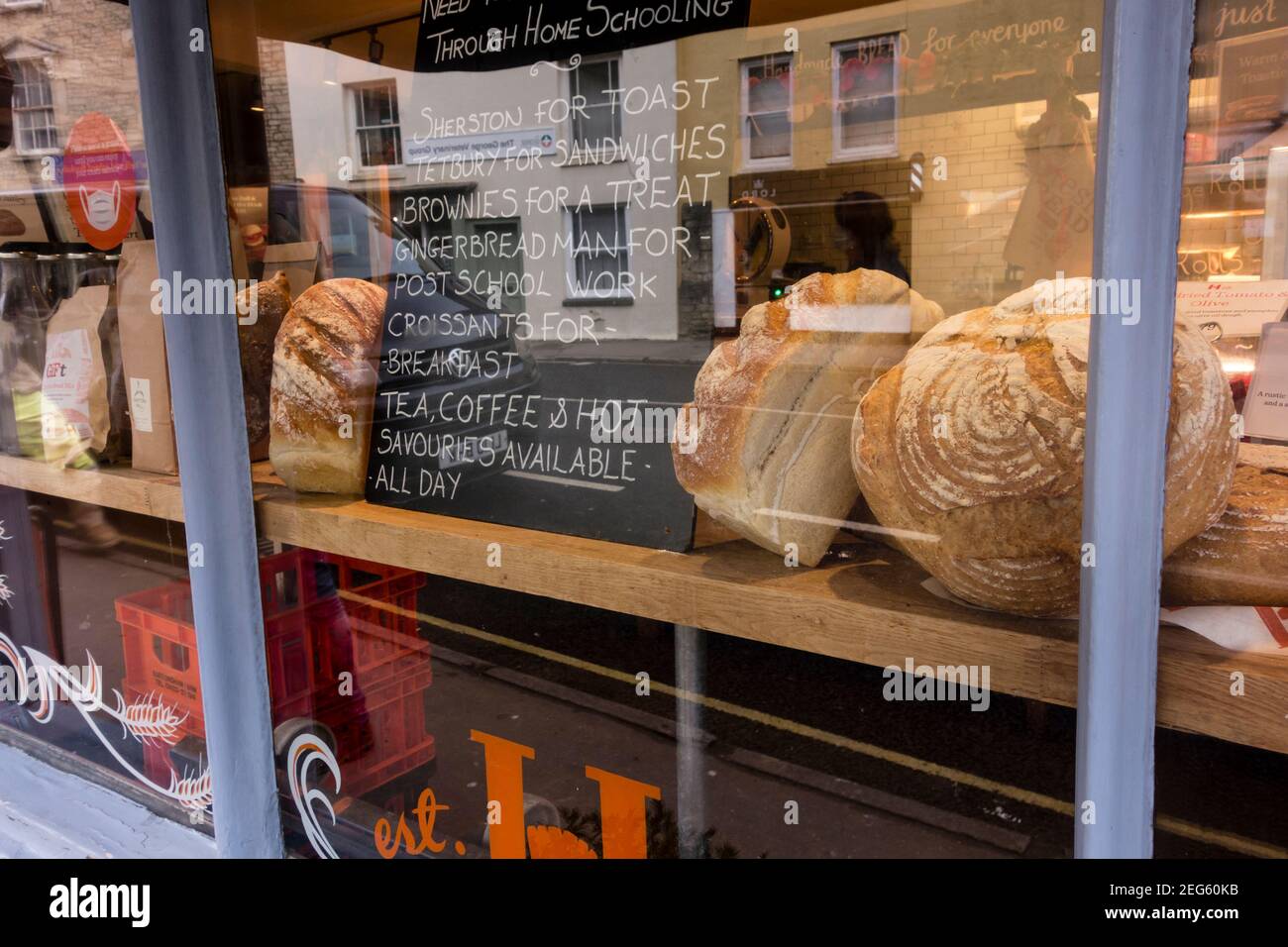 Schaufensterauslage der lokalen handwerklichen Bäckerei, Tetbury, Gloucestershire, Großbritannien Stockfoto