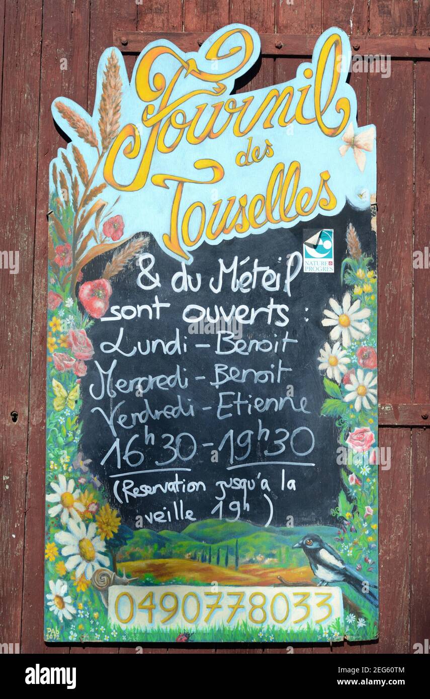 Handgemalte Shop-Zeichen oder Rustikale Zeichen für eine Boulangerie oder Bäckerei inluding Öffnungszeiten in Cucuron Luberon Provence Frankreich Stockfoto