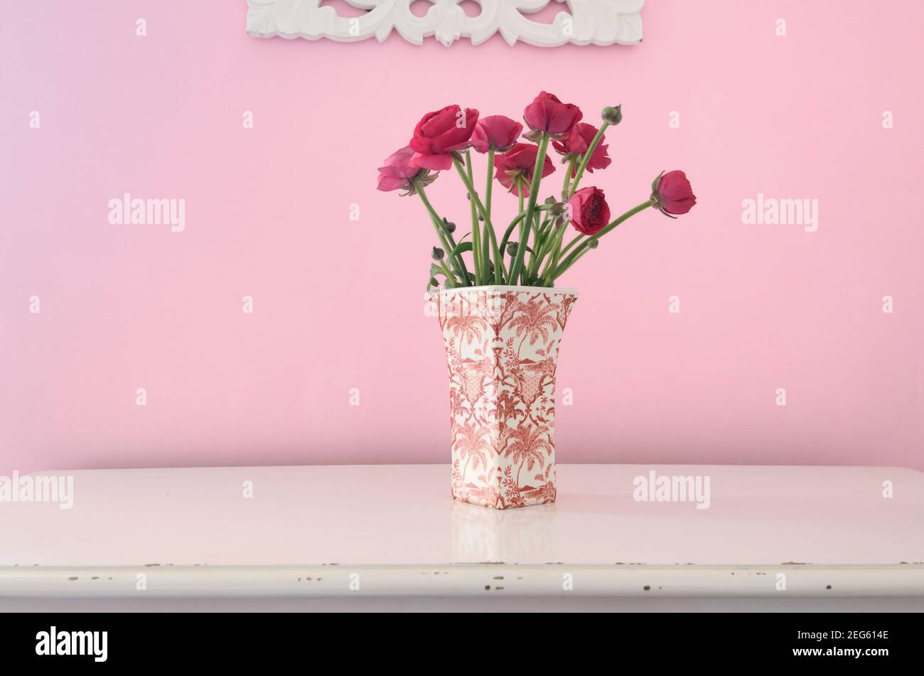 Stillleben von roten Rosen in rosa & weiße Vase Auf Rosa Hintergrund Setzen Stockfoto