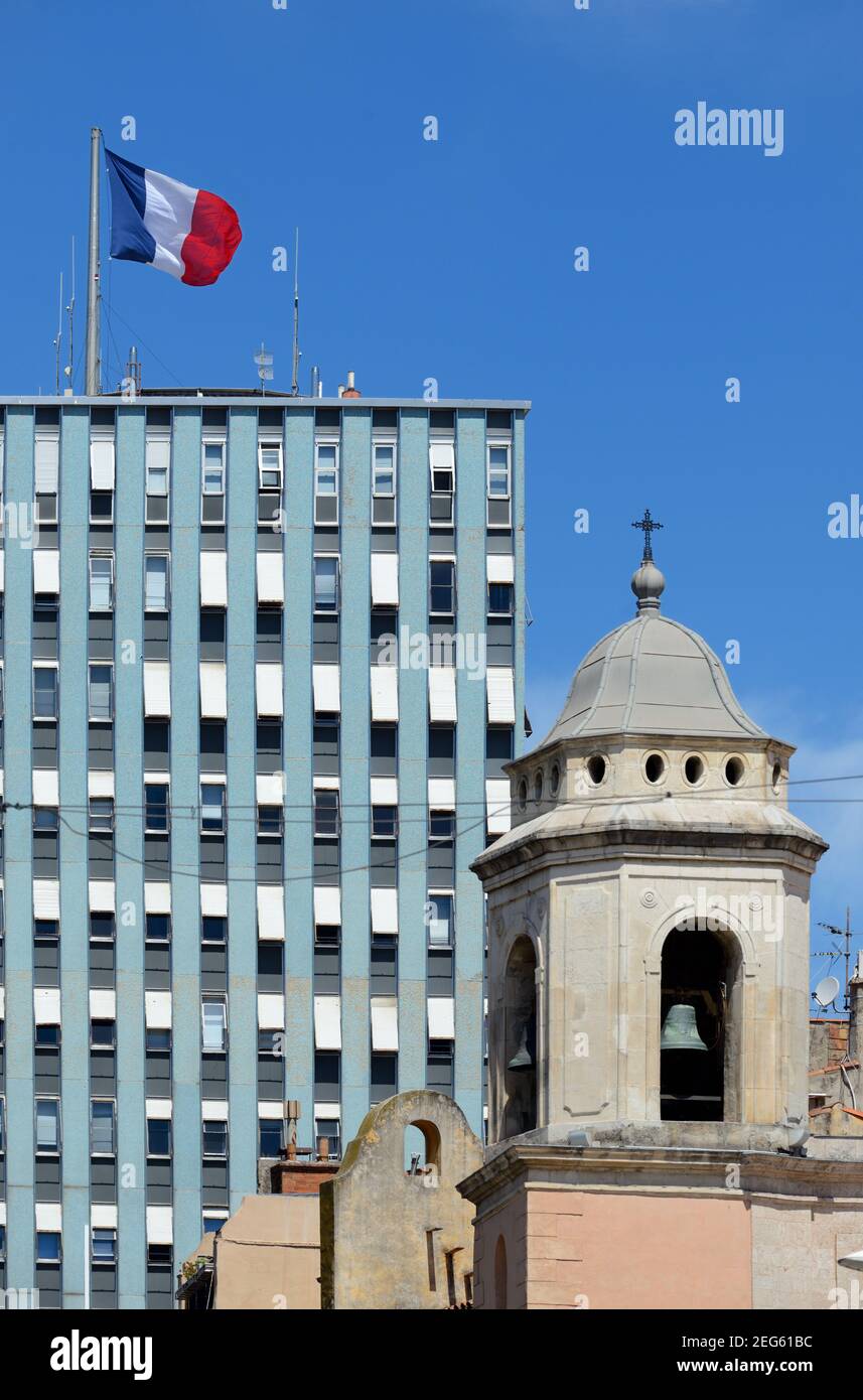 Moderne Mairie de Toulon oder Rathaus (1964-1970) & Belfry Oder Glockenturm der Kirche Eglise Saint François de Paule (1744) Toulon Var Provence Frankreich Stockfoto