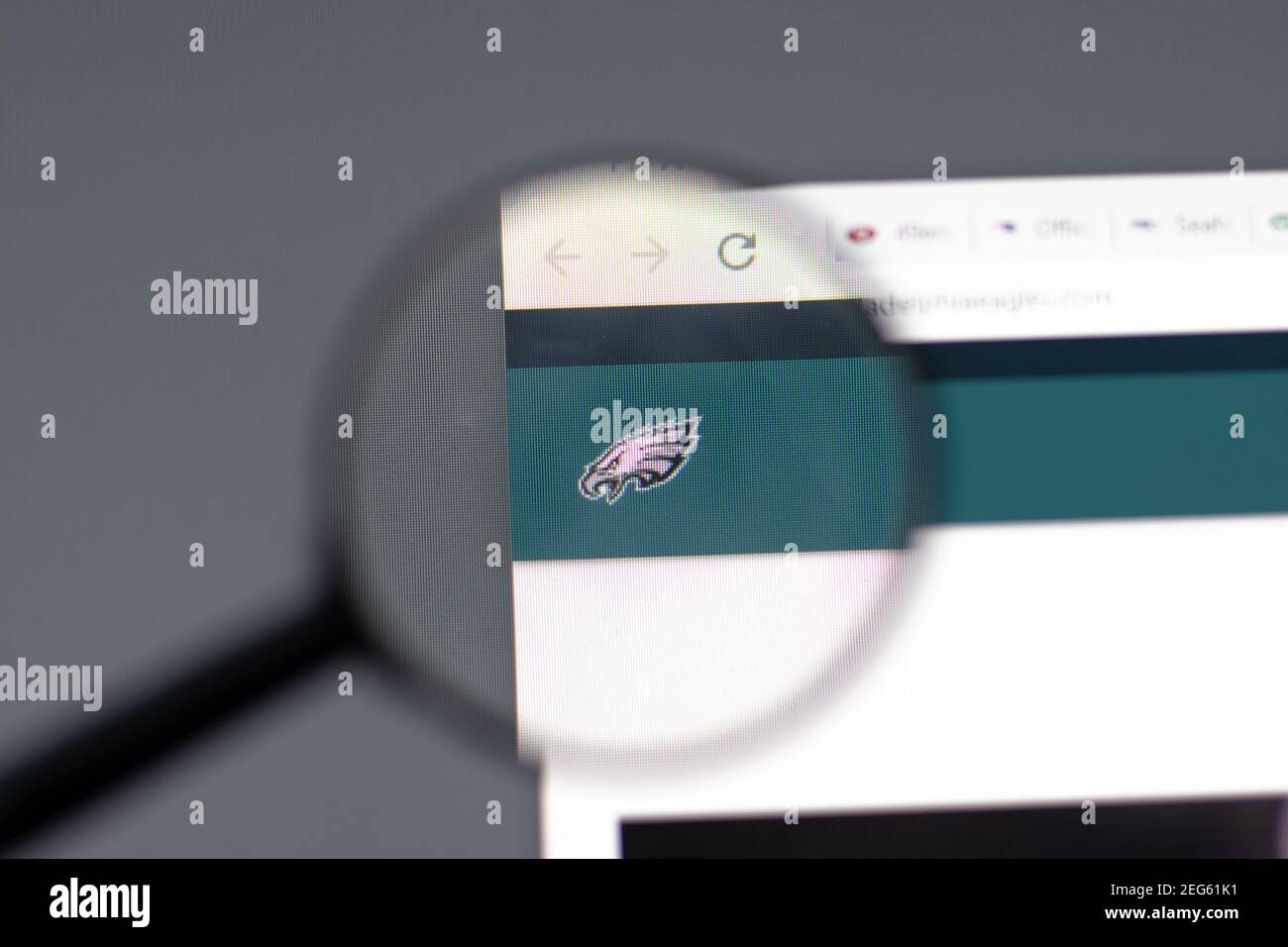 New York, USA - 15. Februar 2021: Philadelphia Eagles Website im Browser mit Firmenlogo, illustrative Editorial Stockfoto
